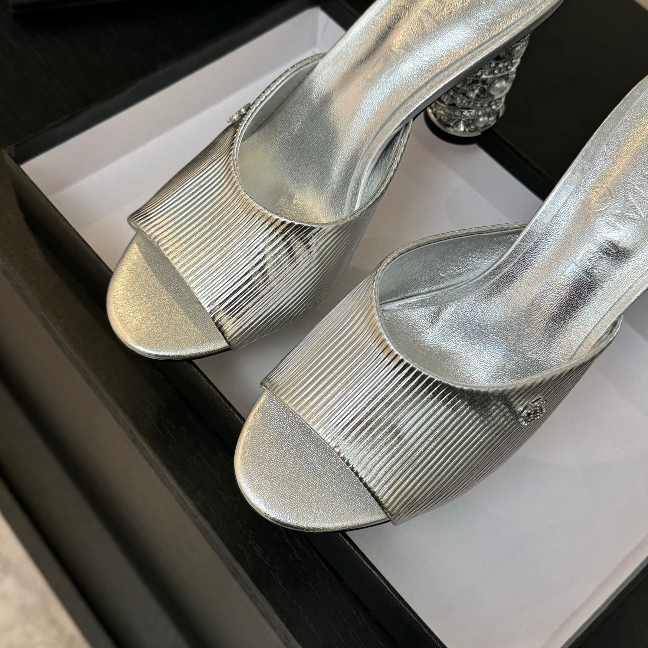 CHANEL T-STRAP PEARL HEEL 85 MM SANDALS IN SILVER LAMBSKIN MULE