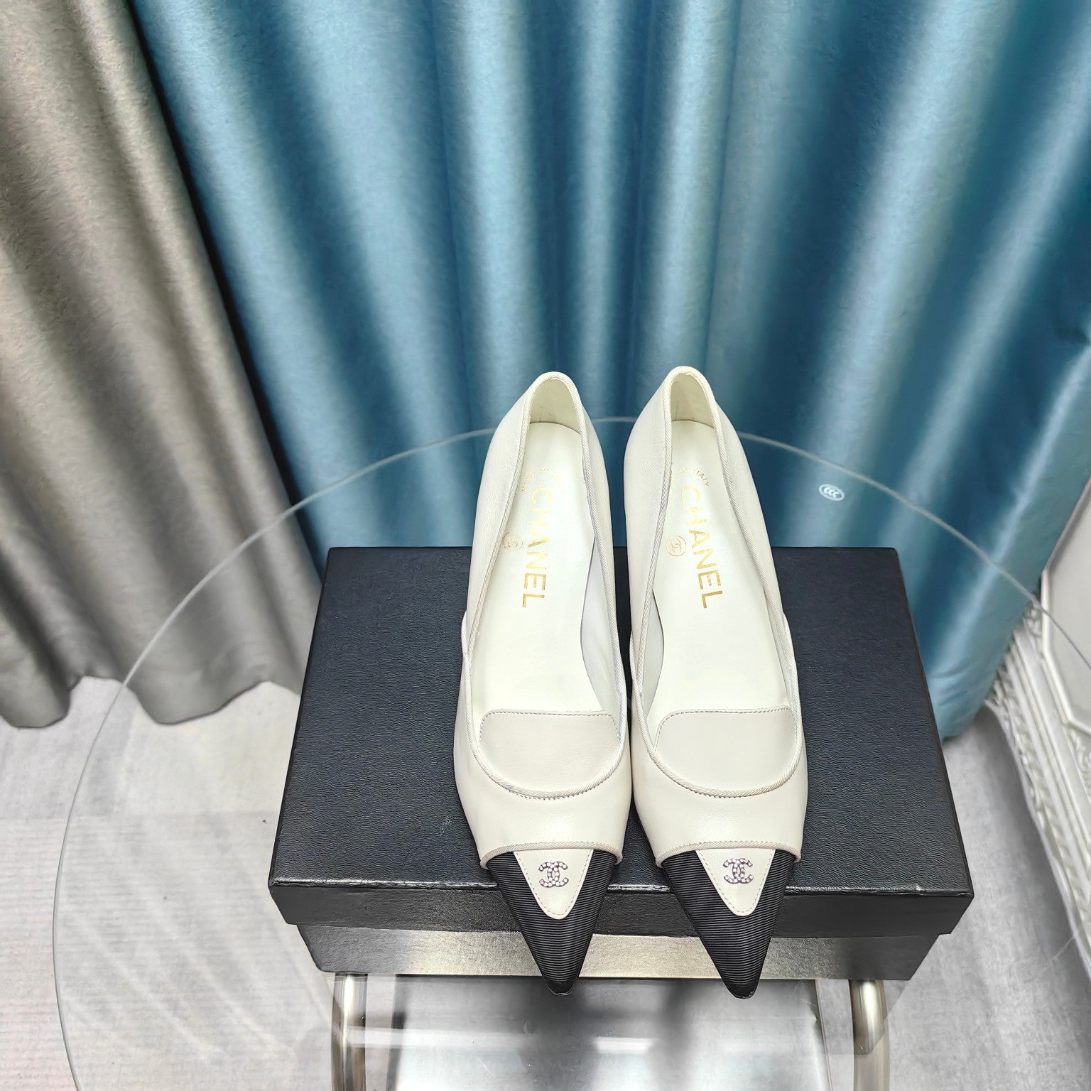 CHANEL HIGH HEELS IN WHITE MIX BLACK SHEEPSKIN